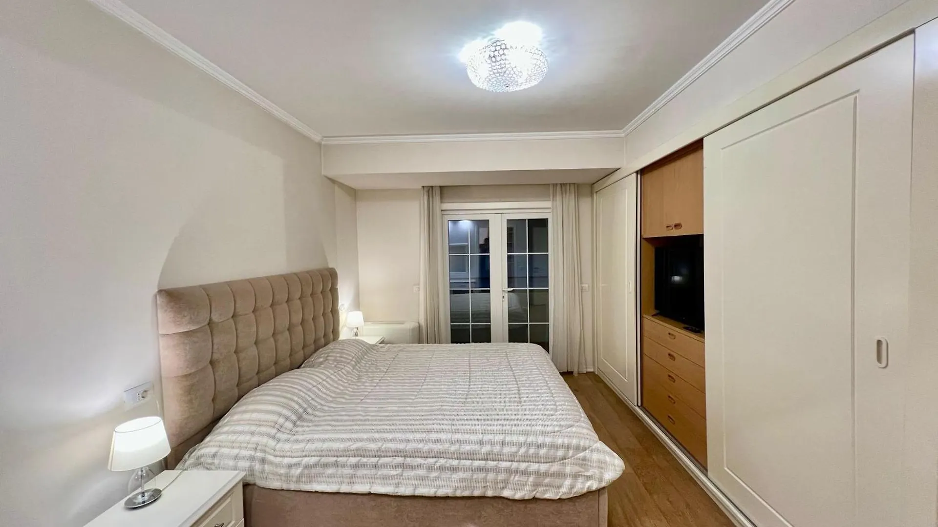 Top House Тирана 0*,  Албания