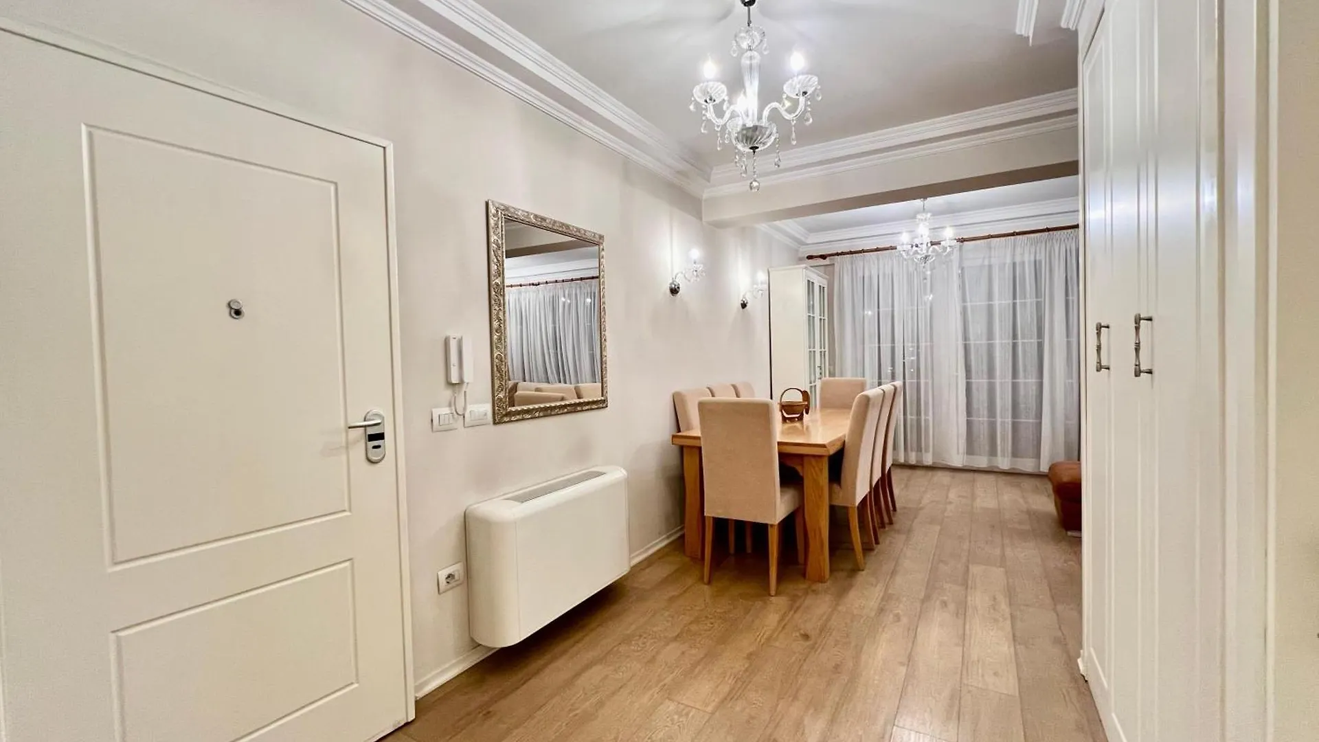 Top House Тирана 0*,  Албания